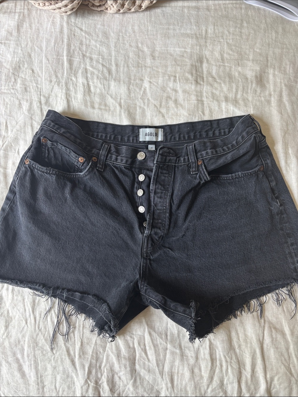 Agolde Black High-Rise Button-Fly Denim Cutoff Shorts color: fright